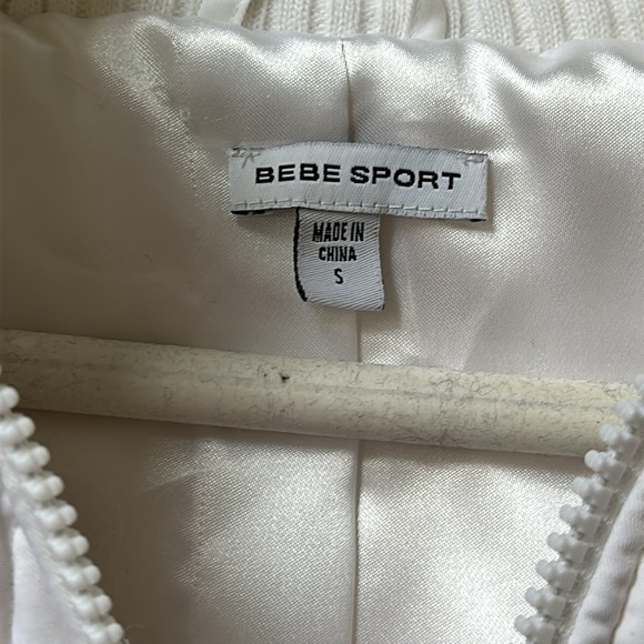 Bebe small vest with hoodie in white with fuzzy trim and fuzzy balls - Picture 5 of 7